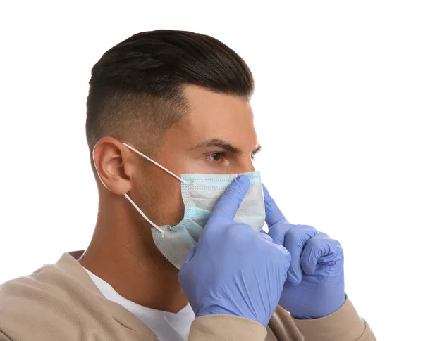 Άντρας Ιατρικά Γάντια Που Φοράει Προστατευτική Μάσκα Προσώπου Λευκό Φόντο — Φωτογραφία Αρχείου