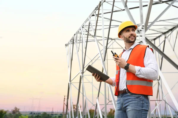 Ingeniero Profesional Con Tablet Walkie Talkie Cerca Construcción Torres Alto — Foto de Stock