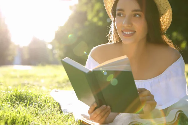 Parkta Kitap Okuyan Güzel Genç Bir Kadın — Stok fotoğraf