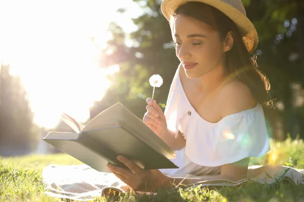 Όμορφη Νεαρή Γυναίκα Ανάγνωση Βιβλίο Στο Πάρκο — Φωτογραφία Αρχείου
