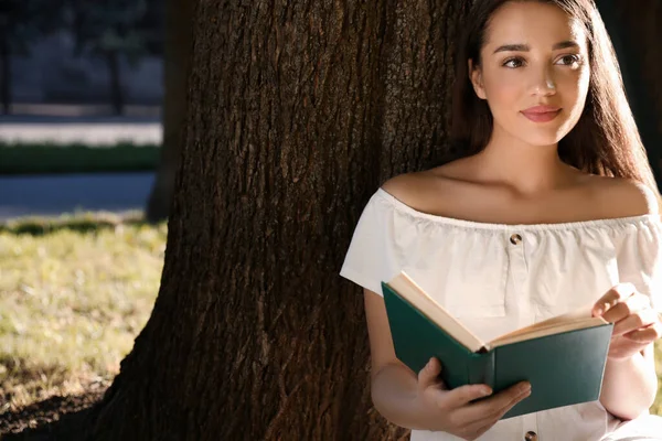 Belle Jeune Femme Lecture Livre Près Arbre Dans Parc — Photo