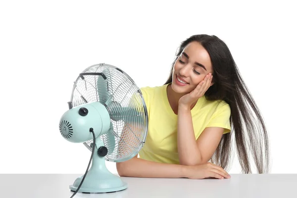 Vrouw Genieten Van Lucht Stroom Van Ventilator Witte Achtergrond Zomer — Stockfoto