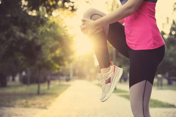 Femme Étirant Avant Course Matin Dans Parc Gros Plan Espace — Photo