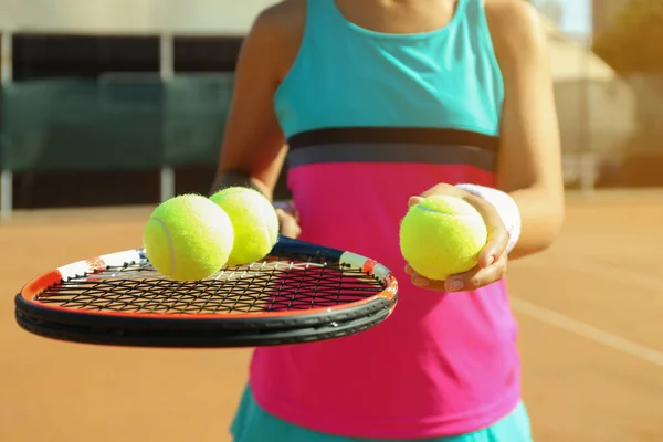 带球拍和网球拍的女运动员 特写镜头 — 图库照片