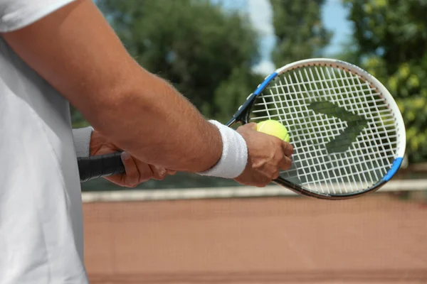 Спортсмен Готовится Подавать Теннисный Мяч Корте Крупным Планом — стоковое фото