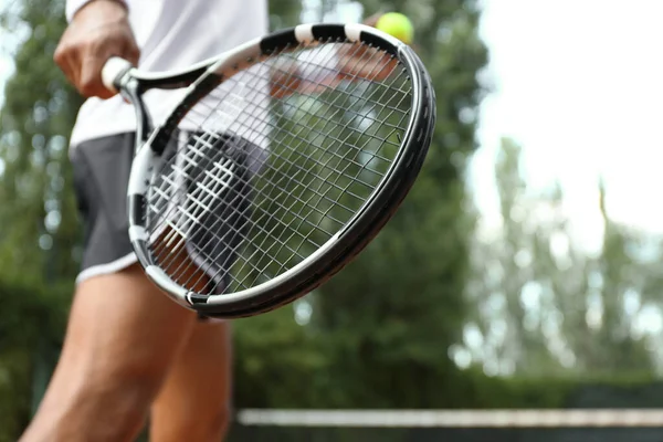 Sportsman Giocare Tennis Campo Nella Giornata Sole Primo Piano — Foto Stock