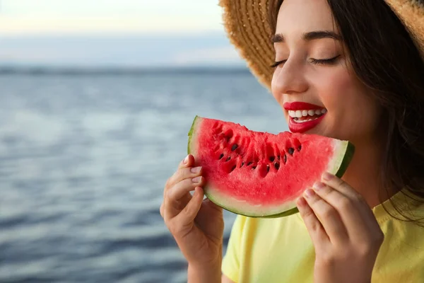 Mooie Jonge Vrouw Met Watermeloen Buurt Van Rivier Closeup — Stockfoto