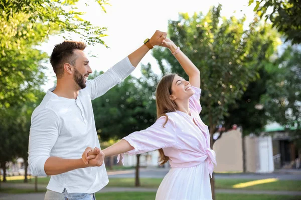 Adorável Jovem Casal Dançando Juntos Parque Dia Ensolarado — Fotografia de Stock