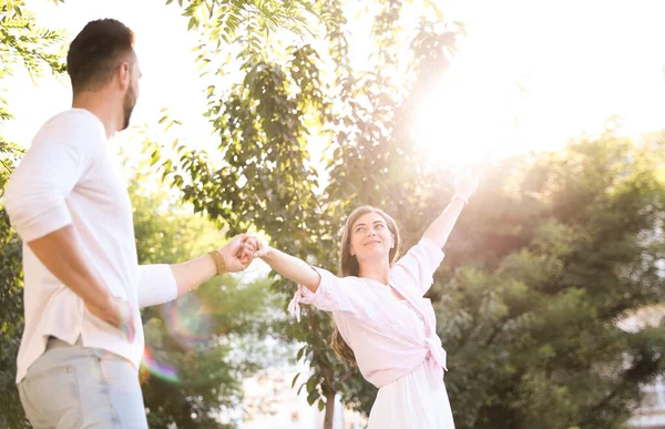 Schönes Junges Paar Tanzt Sonnigem Tag Gemeinsam Park — Stockfoto