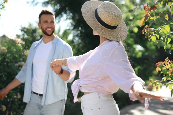 Härligt Ungt Par Dansar Tillsammans Parken Solig Dag — Stockfoto