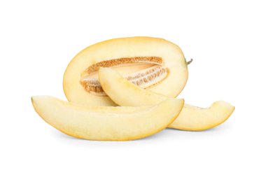 Dilimlenmiş lezzetli olgun kavun beyaza izole edilmiş.