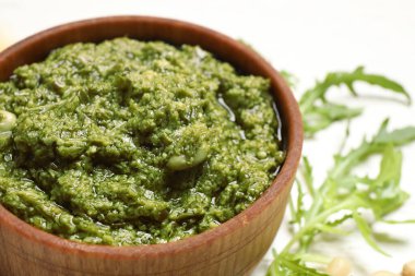 Masada bir kase lezzetli roka pesto, yakın plan.