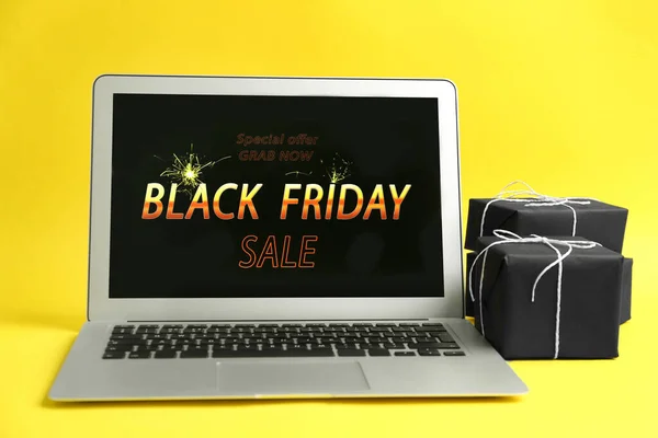 Laptop Ogłoszeniem Black Friday Prezenty Żółtym Tle — Zdjęcie stockowe