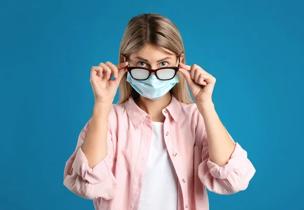 Mujer Con Gafas Niebla Causadas Por Uso Máscara Desechable Sobre — Foto de Stock