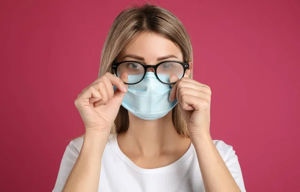 Mujer Limpiando Gafas Niebla Causada Por Uso Máscara Desechable Sobre — Foto de Stock