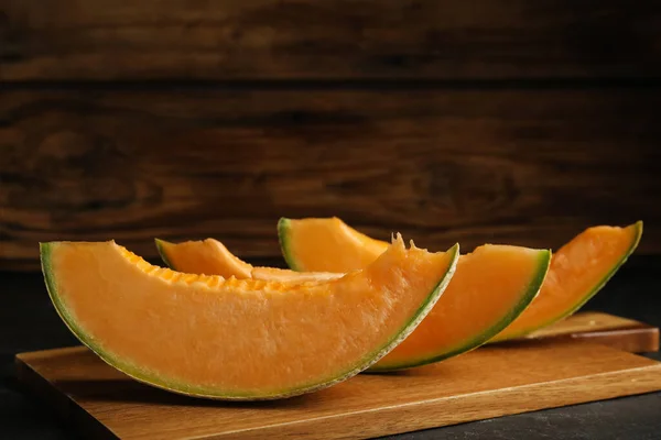 Slices Van Lekkere Verse Meloen Zwarte Tafel Close — Stockfoto