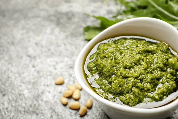 Cuenco Sabroso Pesto Rúcula Sobre Mesa Gris Primer Plano Espacio — Foto de Stock