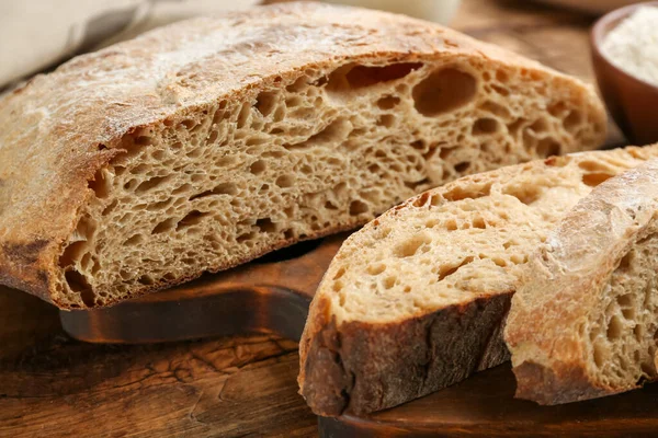 Lekker Vers Gebakken Brood Houten Tafel Close — Stockfoto