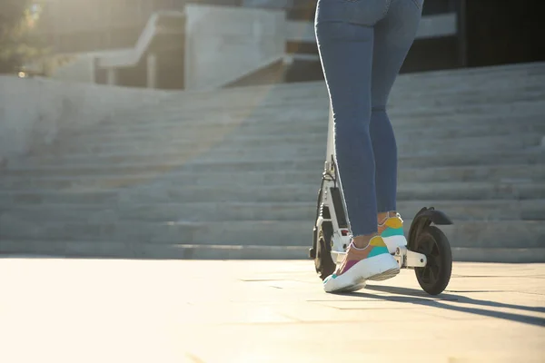 Vrouw Paardrijden Elektrische Kick Scooter Buiten Close Ruimte Voor Tekst — Stockfoto