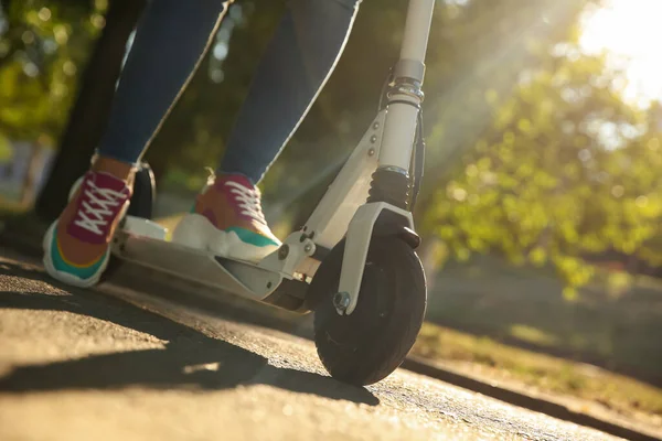 Dışarıda Elektrikli Scooter Kullanan Bir Kadın Yakın Plan — Stok fotoğraf