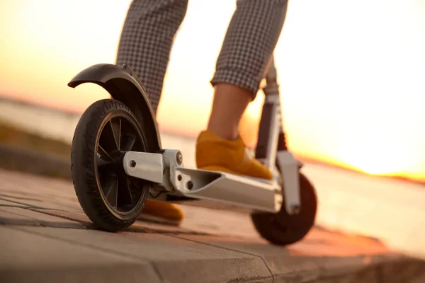 Vrouw Paardrijden Elektrische Kick Scooter Buiten Bij Zonsondergang Close — Stockfoto