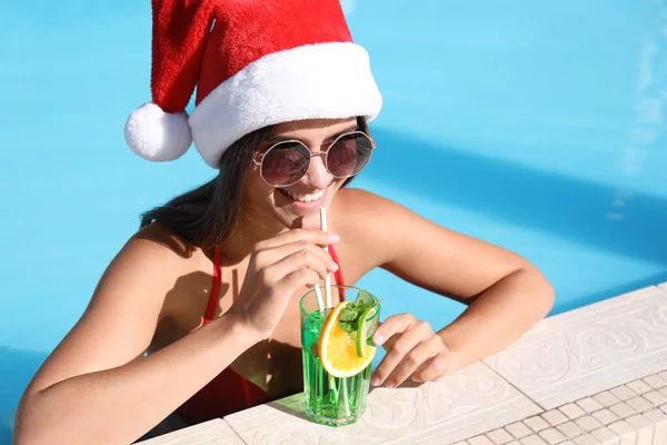 Jeune Femme Portant Chapeau Père Noël Avec Boisson Rafraîchissante Dans — Photo