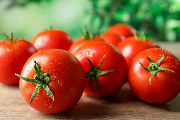 Tomates Fraîches Mûres Sur Table Bois Gros Plan — Photo