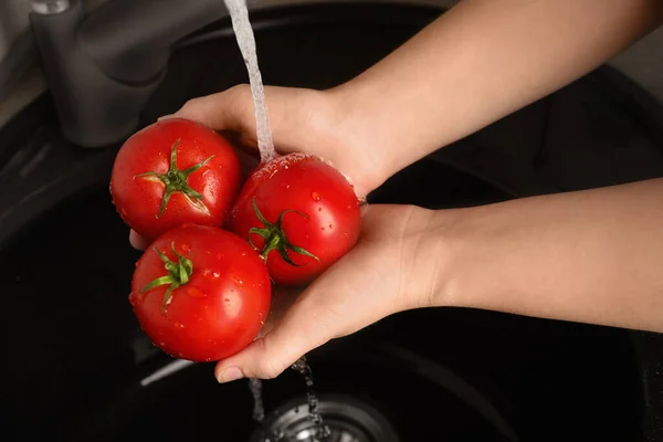 Wanita Mencuci Tomat Matang Wastafel Closeup — Stok Foto