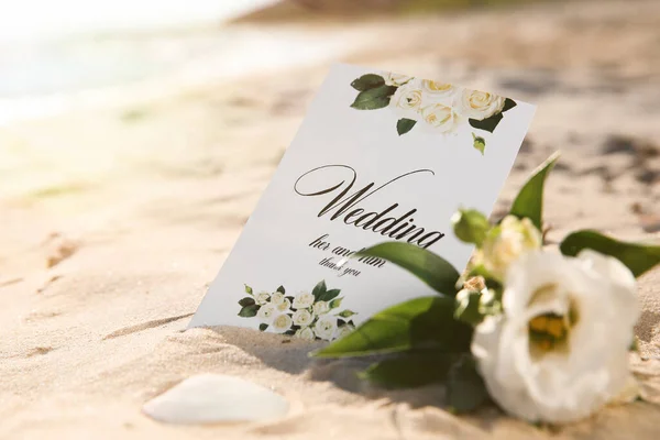 Düğün Davetiyesi Kumsalda Güzel Bir Çiçek — Stok fotoğraf