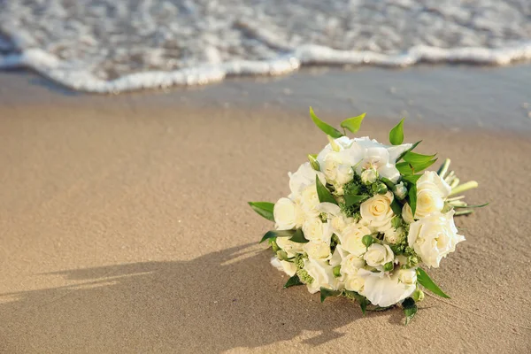 Belo Buquê Casamento Praia Areia Perto Mar — Fotografia de Stock