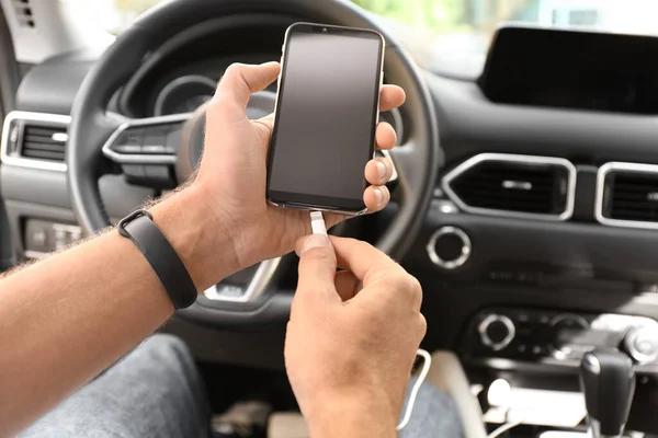 Şarj Kablosunu Arabadaki Akıllı Telefona Bağlayan Adam Kapat — Stok fotoğraf
