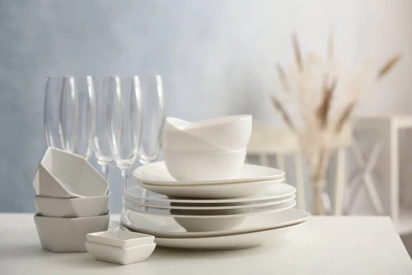 Set Stoviglie Pulite Bicchieri Champagne Tavolo Bianco All Interno — Foto Stock