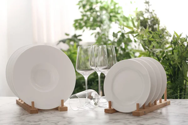 Set Stoviglie Bicchieri Puliti Tavolo Bianco Sfondo Sfocato — Foto Stock