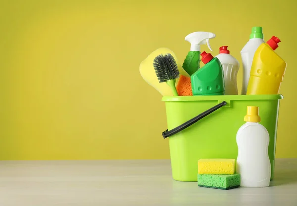 Cubo Con Productos Limpieza Herramientas Mesa Gris Espacio Para Texto — Foto de Stock