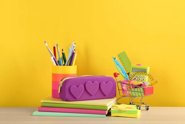 Papelaria Escolar Diferente Mesa Contra Fundo Amarelo Volta Escola — Fotografia de Stock