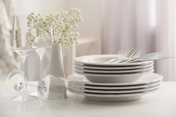 Set Clean Dishes Vase Flowers White Table — Stock Photo, Image