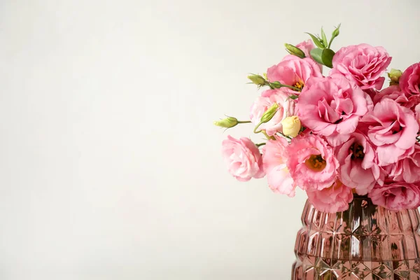 Prachtige Roze Eustoma Bloemen Vaas Lichte Ondergrond Ruimte Voor Tekst — Stockfoto