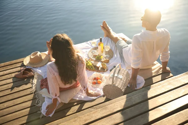 Glückliches Paar Verbringt Zeit Auf Pier Beim Picknick — Stockfoto