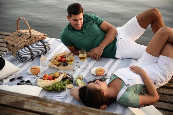 Glückliches Paar Verbringt Zeit Auf Pier Beim Picknick — Stockfoto