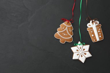 Siyah masa üzerinde farklı lezzetli Noel kurabiyeleri, düz yatış. Metin için boşluk