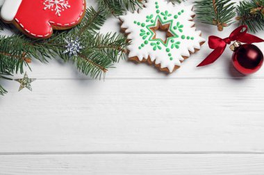 Beyaz ahşap masada nefis ev yapımı Noel kurabiyeleriyle bembeyaz bir kompozisyon.