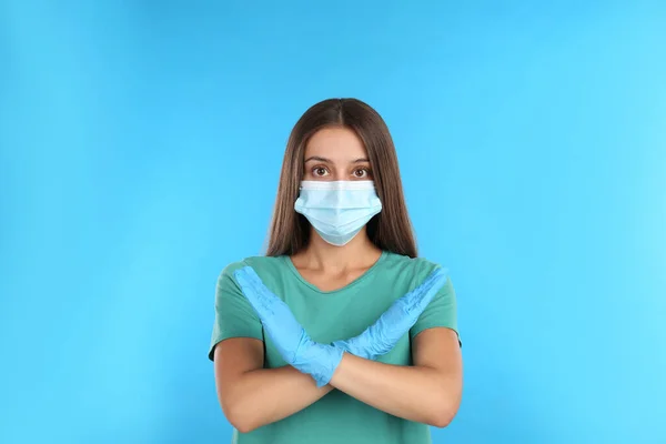 Mulher Máscara Protetora Mostrando Parar Gesto Fundo Azul Claro Prevenir — Fotografia de Stock