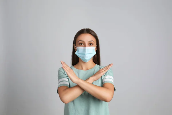 Woman Protective Mask Showing Stop Gesture Grey Background Prevent Spreading — Stock Photo, Image