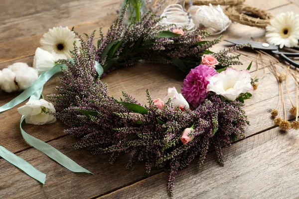 Schöner Herbstlicher Kranz Mit Heideblüten Auf Holztisch — Stockfoto