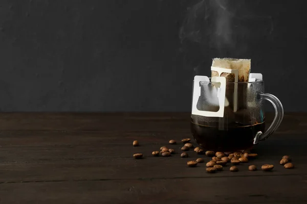 Copo Vidro Com Saco Café Gota Gota Feijão Mesa Madeira — Fotografia de Stock