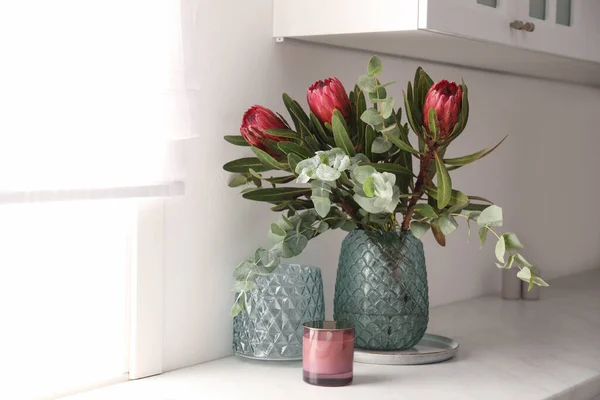 Bouquet Dengan Indah Bunga Protea Meja Dapur Desain Interior — Stok Foto