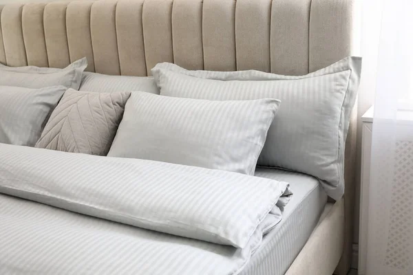Muitos Travesseiros Macios Cobertor Grande Cama Confortável Dentro Casa — Fotografia de Stock