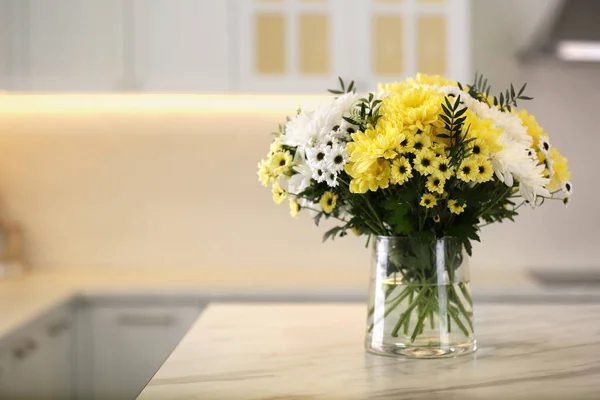 Vase Avec Belles Fleurs Chrysanthème Sur Table Dans Cuisine Espace — Photo