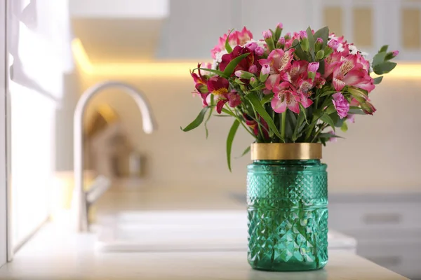 Vas Dengan Alstroemeria Yang Indah Atas Meja Dapur Ruang Untuk — Stok Foto