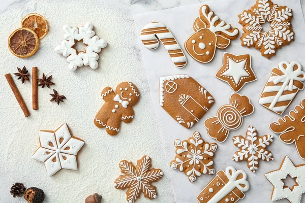 白いテーブルの上においしい自家製クリスマスクッキーとフラットレイアウト組成物 — ストック写真
